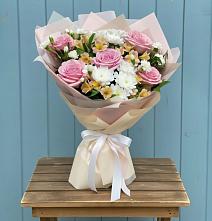 Букет цветов из:  Гвоздики, Орхидеи и Розы в Холмской