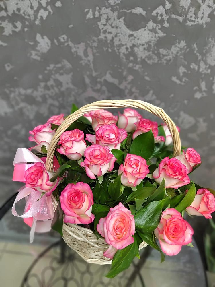 Цветочная композиция из Розы в корзине в Холмской