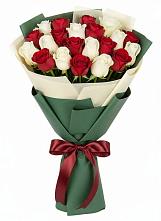 Букет Микс из красных и белых роз в Холмской