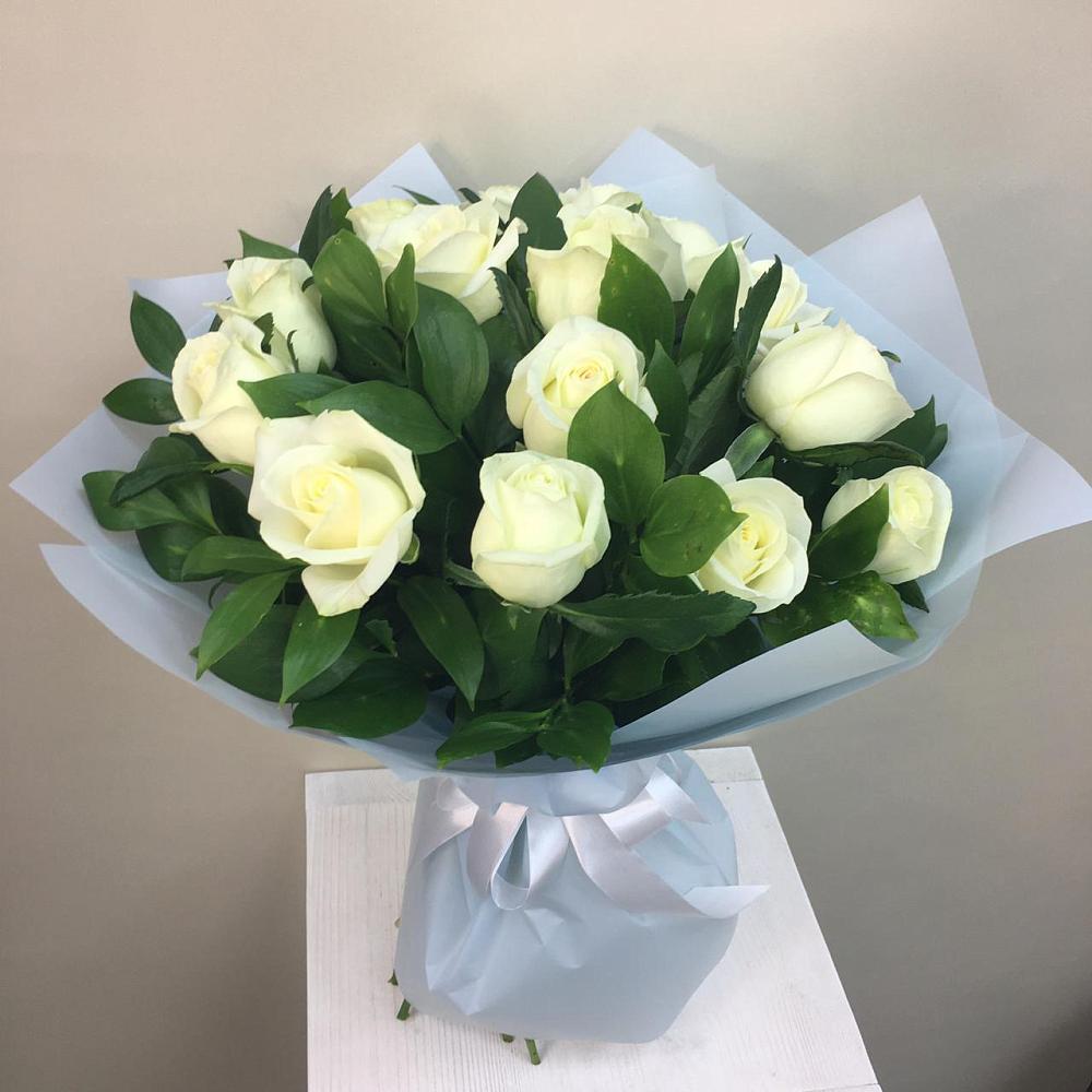 Букет 15 Белых роз Проуд в Холмской