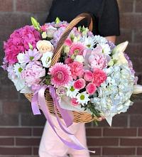 Композиция солнечный день в Холмской Цветочная композиция из Розы, Хризантемы, Пионы и Лизиантусы в корзине в Холмской