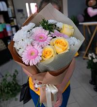 Букет цветов из:  Герберы, Розы и Хризантемы в Холмской