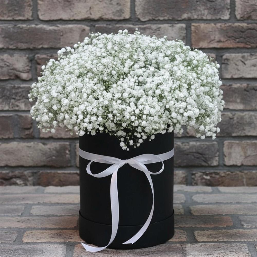 Цветочная композиция из Гипсофила в шляпной коробке в Холмской