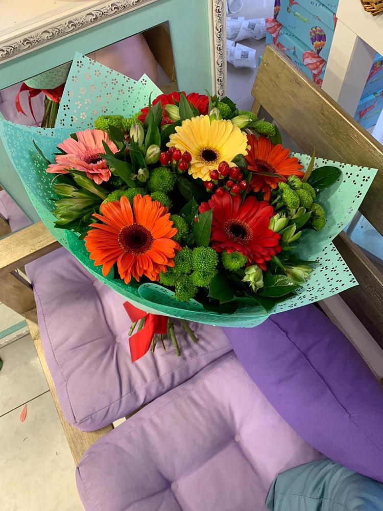 Букет цветов из: Герберы, Хризантемы и Альстромерии в Холмской