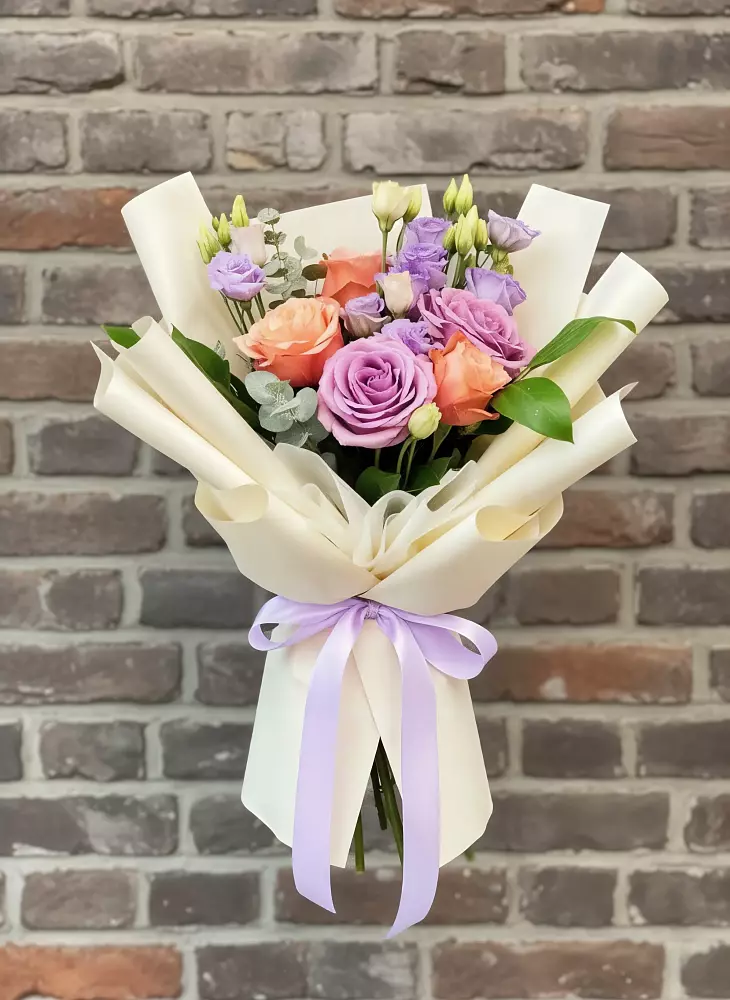 Букет цветов из: Лизиантусы и Розы в Холмской