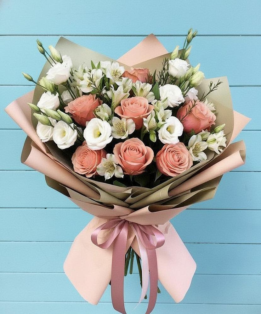 Букет цветов из: Розы, Альстромерии и Лизиантусы в Холмской