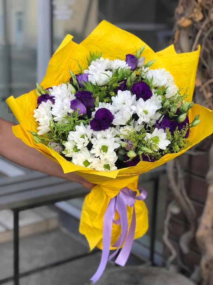 Букет цветов из: Ирисы, Хризантемы и Ромашки в Холмской