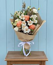 Букет цветов из:  Альстромерии, Лизиантусы, Розы и Хризантемы в Холмской