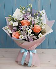 Букет цветов из:  Лизиантусы, Розы, Альстромерии и Гипсофила в Холмской