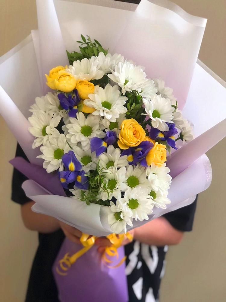 Букет цветов из: Ирисы, Хризантемы и Розы в Холмской