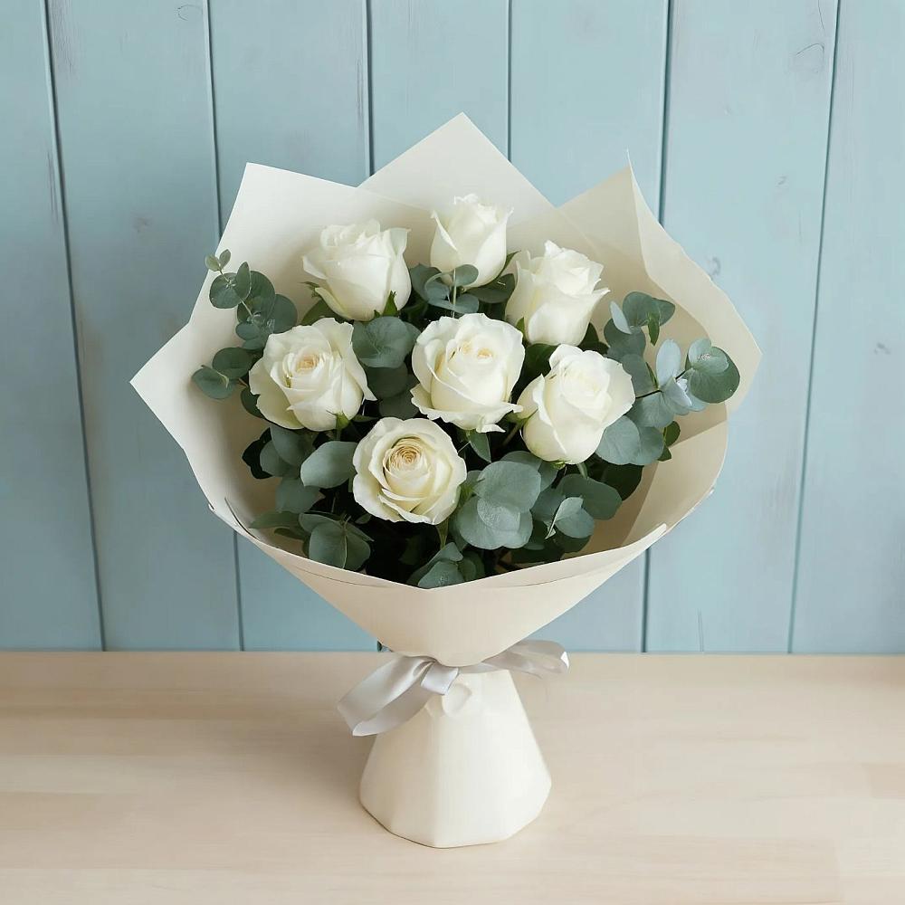 Букет Белые розы в Эвкалипте в Холмской
