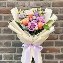 Букет цветов из:  Лизиантусы и Розы в Холмской