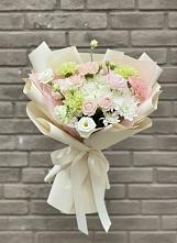 Букет цветов из:  Гвоздики, Розы, Лизиантусы и Хризантемы в Холмской