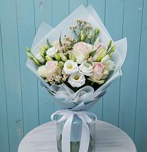 Букет цветов из:  Розы и Лизиантусы в Холмской