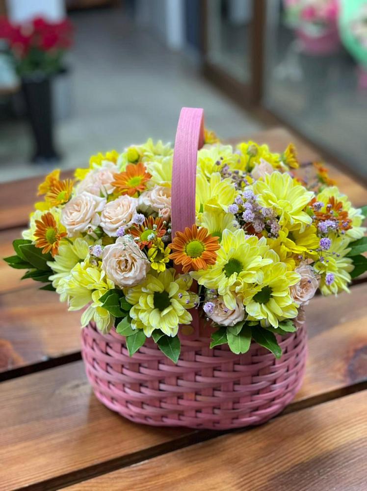 Цветочная композиция из Хризантемы и Розы в корзине в Холмской