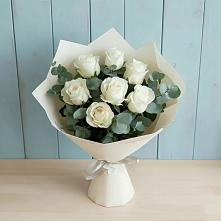 Букет Белые розы в Эвкалипте в Холмской