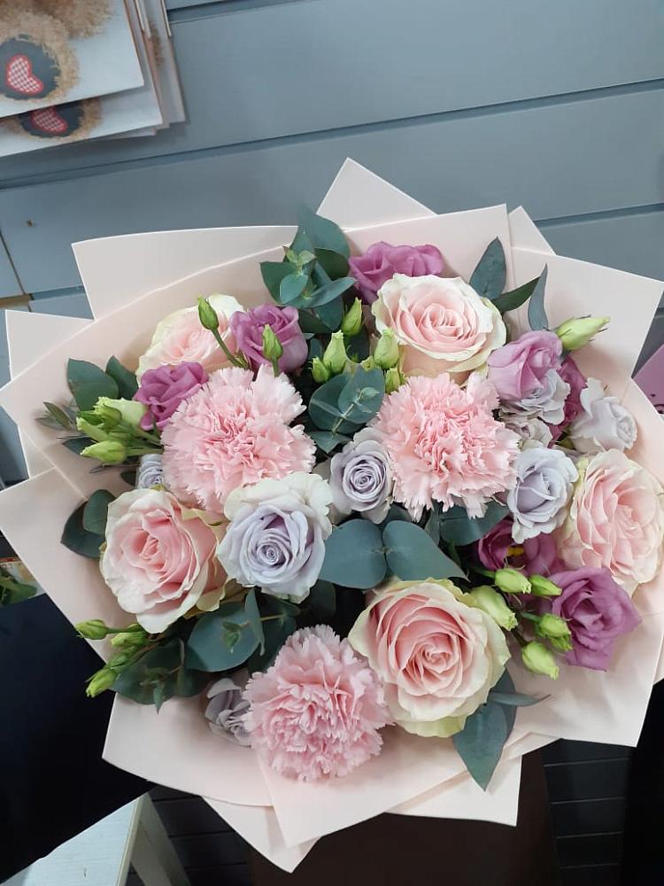 Букет цветов из: Розы, Гвоздики и Лизиантусы в Холмской