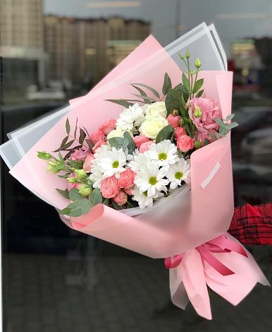 Букет цветов из: Розы, Лизиантусы и Хризантемы в Холмской