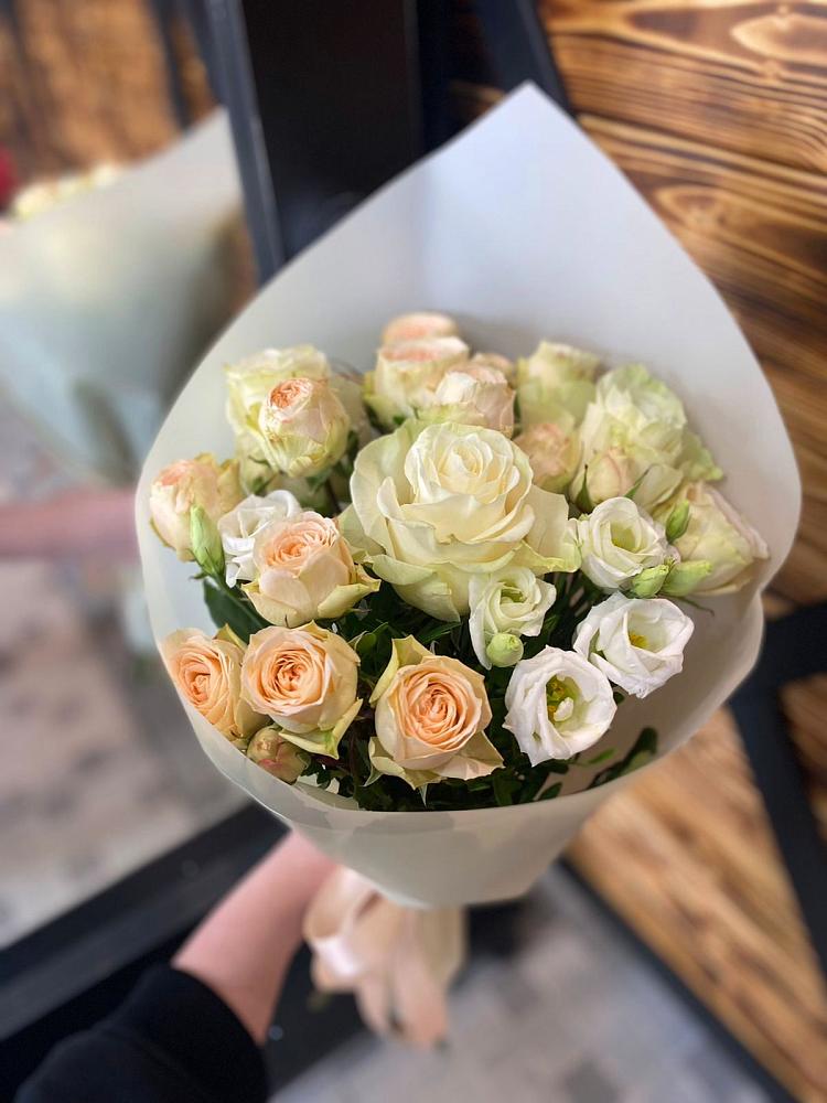 Букет цветов из: Розы и Лизиантусы в Холмской